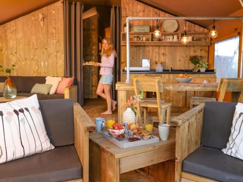  Glamping tent with kitchen near pond in Bant