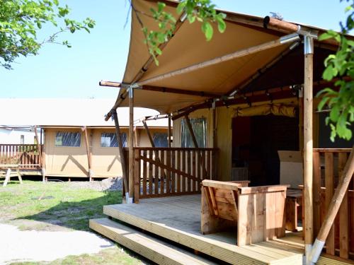  Nice tent with kitchen and shower, near the beach, Pension in s-Gravenzande