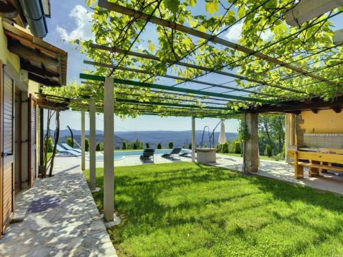 Dārzs, Villa in Lupoglav with Pool near the Sea in Dolenja Vas