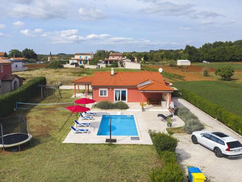 Villa with pool 1 km from the beach