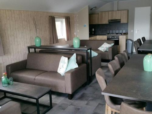 Chalets with a bathroom, near a pond in Bant