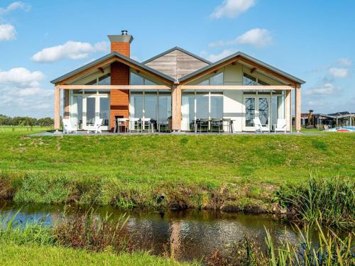  Holiday home with an unobstructed view, Unterkunft in Akkrum