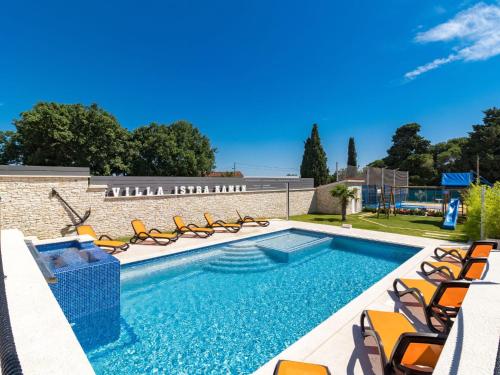 Spacious Villa with Pool and Bubble bath in Pula