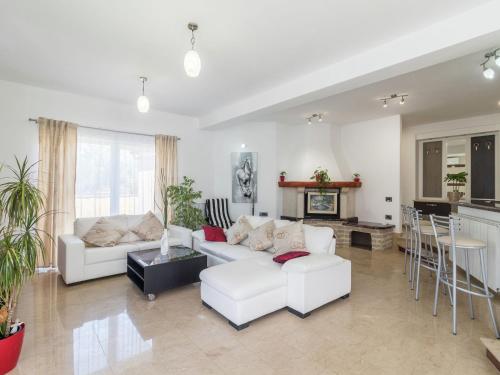 Spacious Villa with Pool and Bubble bath in Pula