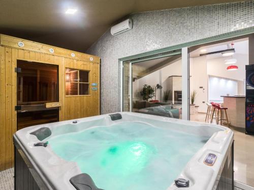 Spacious Villa with Pool and Bubble bath in Pula