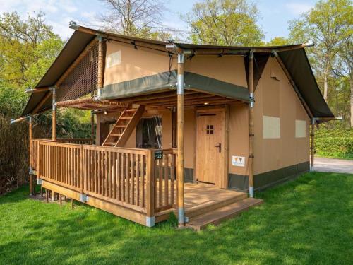 XL Glamping tent with bathroom, in a holiday park right on a recreational lake