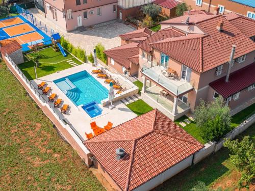 Spacious Villa with Pool and Bubble bath in Pula