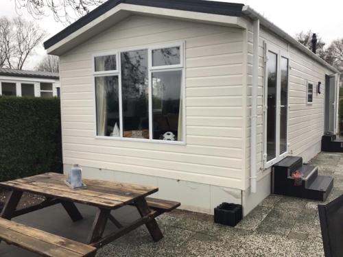 Comfort chalet with dishwasher on a holiday park directly at recreational lake