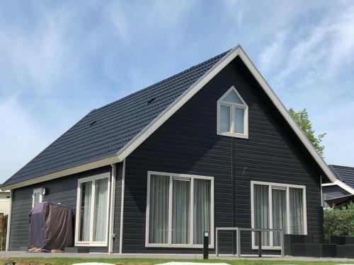 Holiday home in a holiday park directly on the recreational lake and the Veluwe