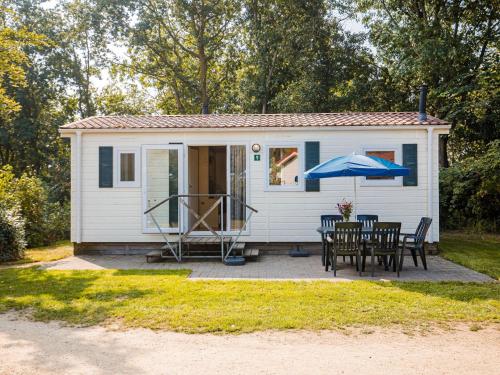 Nice chalet in a holiday park with swimming pool, on the Leukermeer