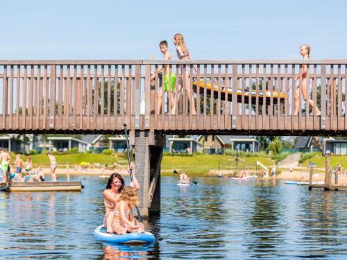 Nice chalet in a holiday park with swimming pool, on the Leukermeer