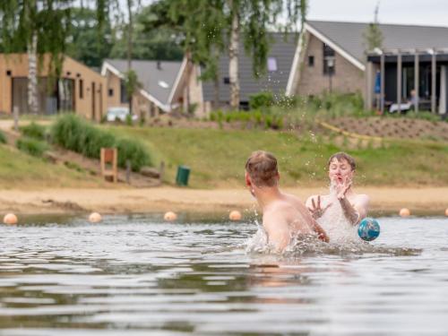 Nice chalet in a holiday park with swimming pool, on the Leukermeer