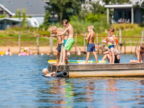 Nice chalet in a holiday park with swimming pool, on the Leukermeer