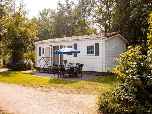 Nice chalet in a holiday park with swimming pool, on the Leukermeer