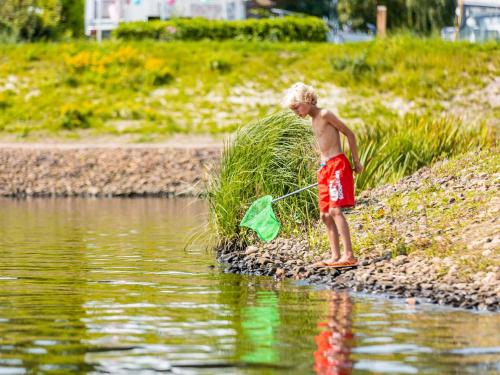 Nice chalet in a holiday park with swimming pool, on the Leukermeer