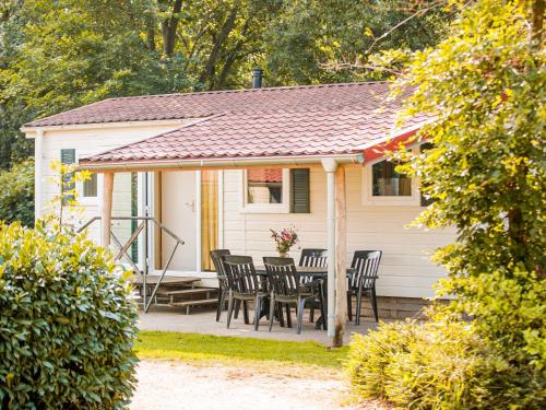 Cozy chalet with covered terrace in a holiday park on the Leukermeer, Pension in Well bei Groeningen