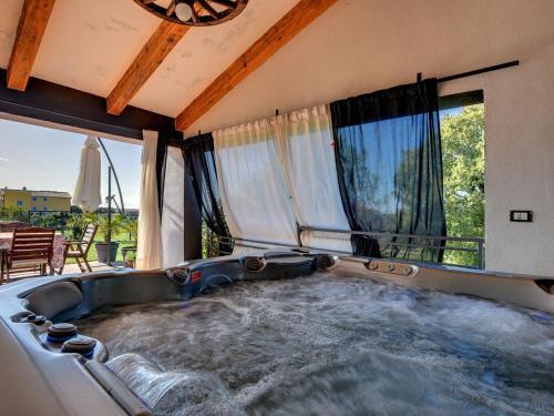 Villa in Rovinj with Pool & Bubble Bath, Rovinjsko Selo (fotografie 2)