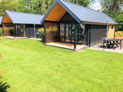 Tiny House with dishwasher, in a holiday park directly on a recreational lake