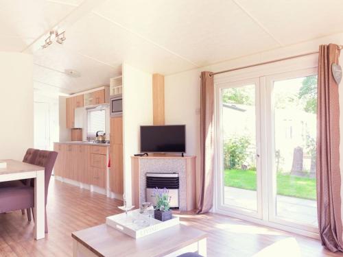 Comfortable chalet with a garden, at nature reserve in Zuna