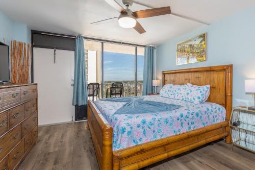 MCM Retro Beachfront Studio Great View, King Bed Remodeled in Daytona Beach, USA
