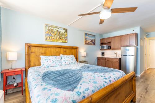 MCM Retro Beachfront Studio Great View, King Bed Remodeled in Daytona Beach, USA
