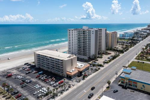 MCM Retro Beachfront Studio Great View, King Bed Remodeled in Daytona Beach, USA