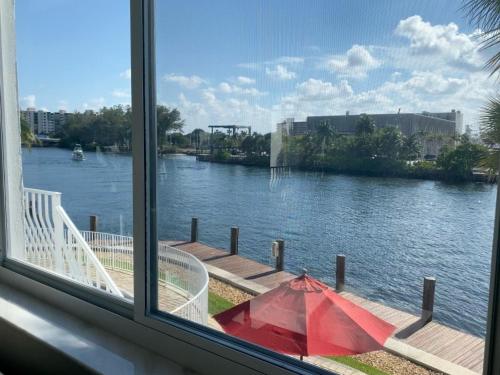 Intracoastal sunsets condo building with 2 beds or 1 bed units private heated pool in Pompano Beach, USA