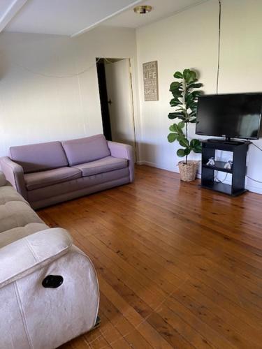 Shared lounge/TV area, Stay @ Ray's in West Wyalong