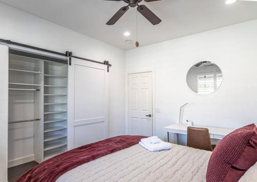 Luxury Indio Getaway heated pool, mountain view in Indio, USA