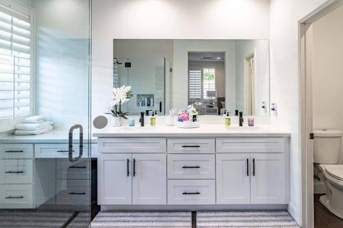 Luxury Indio Getaway heated pool, mountain view in Indio, USA