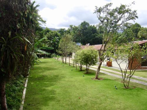 Casa Enorme para 12 pessoas, 4 suites e um fundo com 18mil metros de mata e um pier no rio que sai para o mar-Internet 100MB