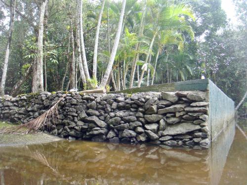 Casa Enorme para 12 pessoas, 4 suites e um fundo com 18mil metros de mata e um pier no rio que sai para o mar-Internet 100MB