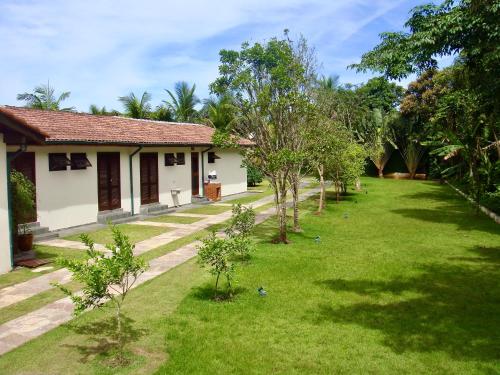 Casa Enorme para 12 pessoas, 4 suites e um fundo com 18mil metros de mata e um pier no rio que sai para o mar-Internet 100MB