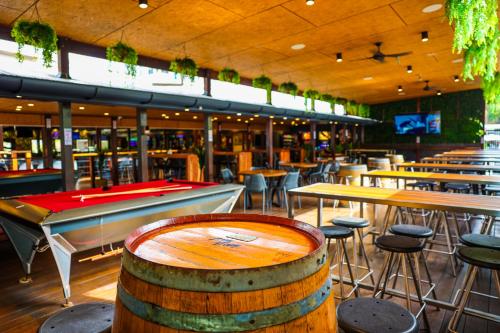 Restaurant, Hoey Moey Backpackers in Coffs Harbour