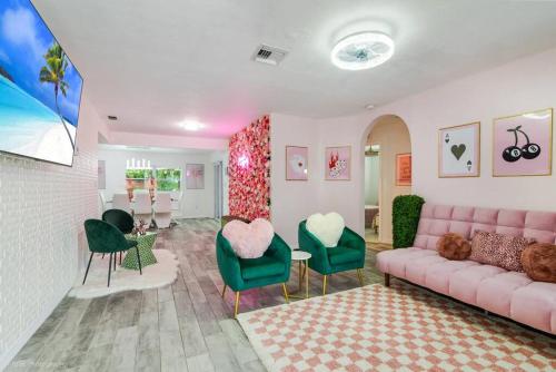 Pretty in Pink - Pool - Vanity Area - Coffee Nook in Fort Lauderdale, USA