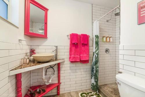 Pretty in Pink - Pool - Vanity Area - Coffee Nook in Fort Lauderdale, USA