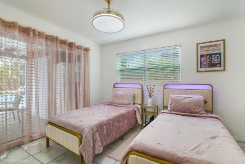 Pretty in Pink - Pool - Vanity Area - Coffee Nook in Fort Lauderdale, USA