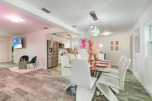 Pretty in Pink - Pool - Vanity Area - Coffee Nook in Fort Lauderdale, USA