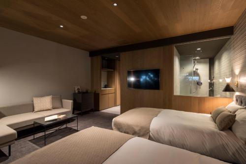 Deluxe Twin Room image 6