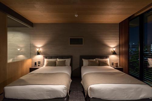 Deluxe Twin Room image 9