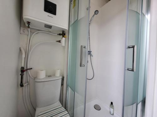 Bathroom, L'Oasis - Charmant appartement Metro Porte d'Italie in Le Kremlin Bicetre