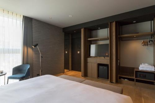 Deluxe Double Room with King Bed image 3