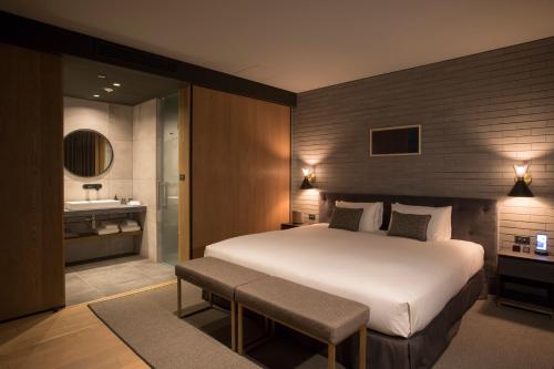 Deluxe Double Room with King Bed image 7
