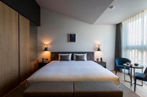 Deluxe Double Room with King Bed image 5