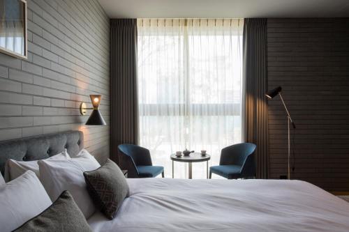 Deluxe Double Room with King Bed image 6
