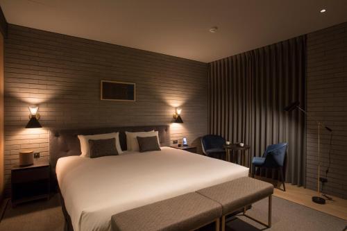 Deluxe Double Room with King Bed image 9