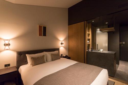 Standard Double Room image 6