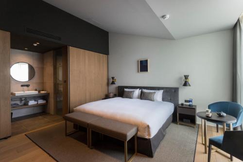 Deluxe Double Room with King Bed image 1