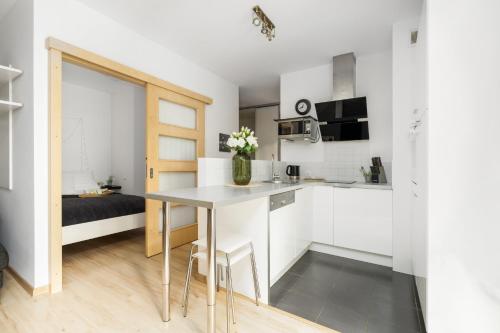 Cozy Apartment Karpia 17 with Terrace & PARKING in Poznań by Renters