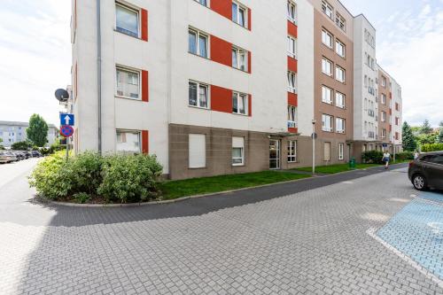 Cozy Apartment Karpia 17 with Terrace & PARKING in Poznań by Renters